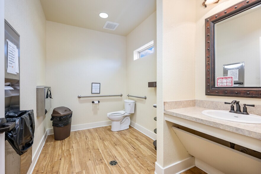 More Photos Of 140 Paloma Dr, Floresville Office For Sale