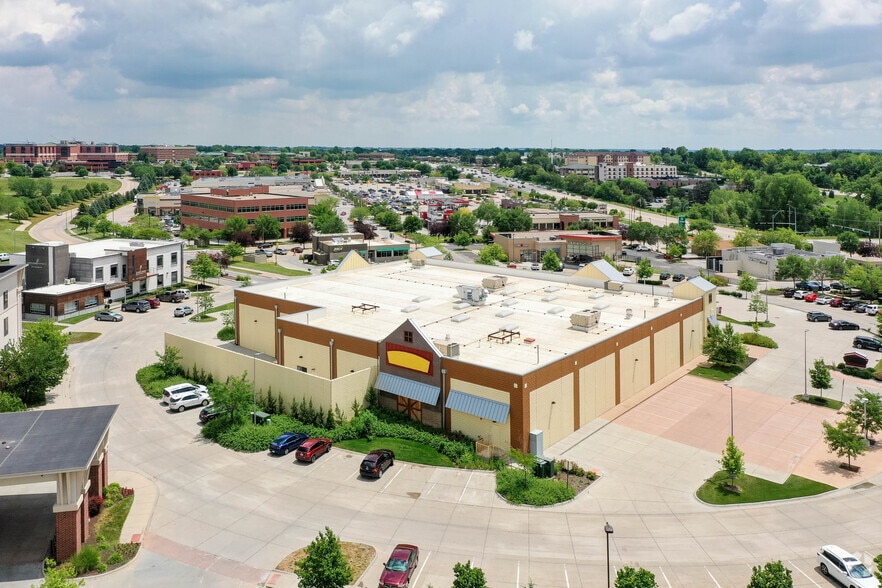 More Photos Of 17550 Gold Plz, Omaha Supermarket For Lease