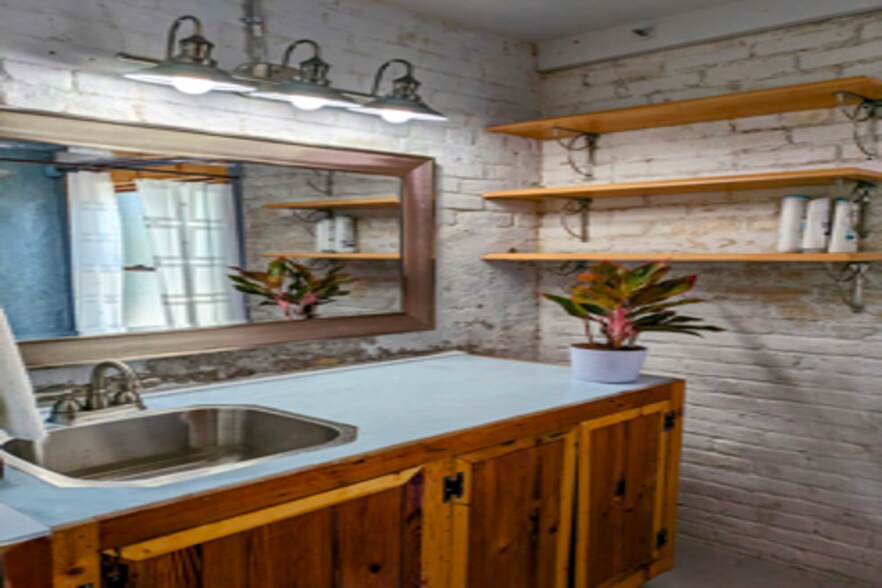 More Photos Of 828 E 15th St, Brownsville Office For Sale