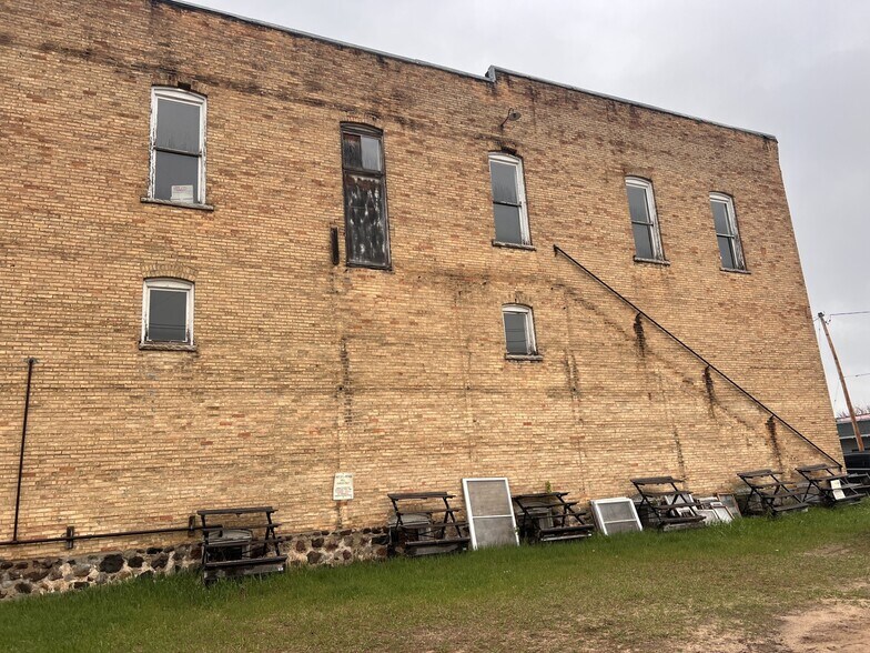 More Photos Of 505 Main St, Wild Rose Office For Sale