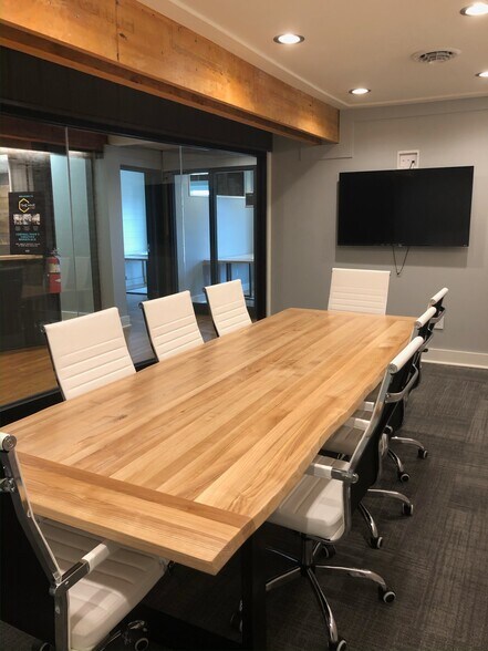 More Photos Of 160 S Poplar St, Elizabethtown Showroom For Lease