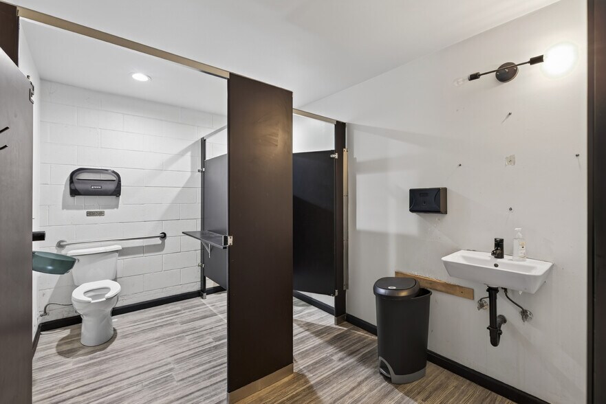 More Photos Of 11105 Weddington St, North Hollywood Service For Lease