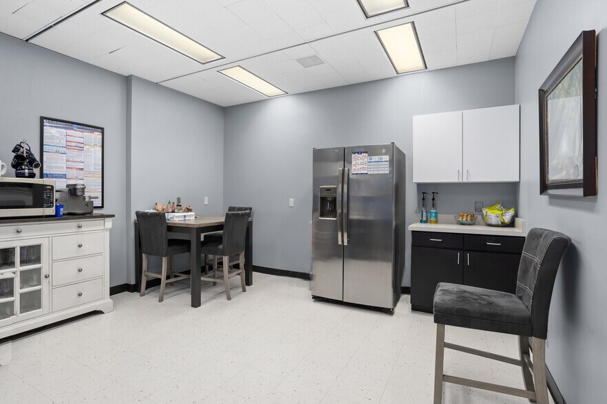 More Photos Of 500 W 7th St, Fort Worth Office For Sale