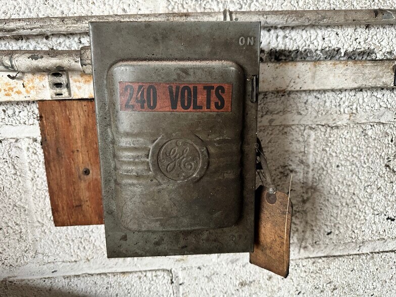 More Photos Of 1744 Indianapolis Blvd, Whiting Manufacturing For Sale