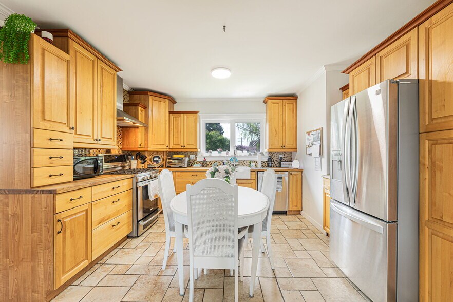 More Photos Of 313 Ross Av, Cochrane Medical For Sale