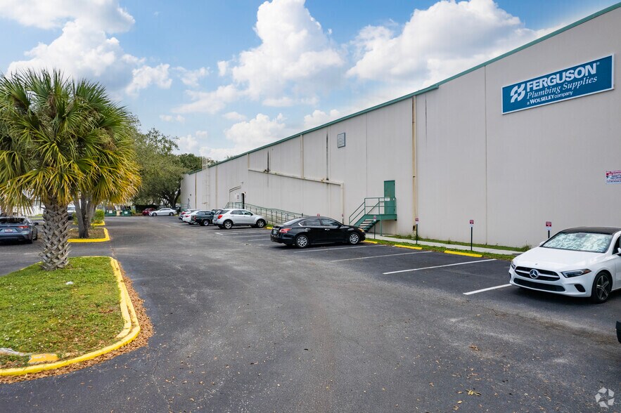 More Photos Of 420 S Ware Blvd, Tampa Warehouse For Lease
