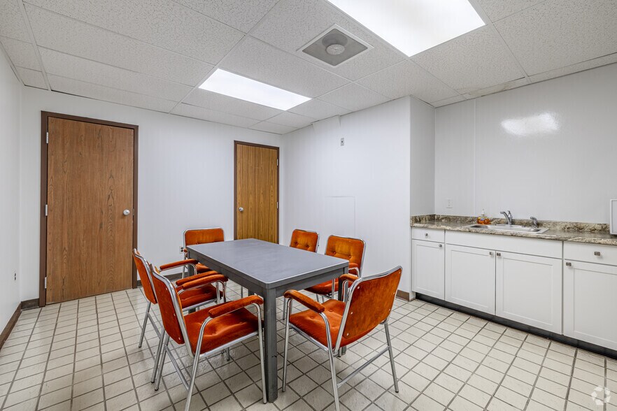 More Photos Of 40 Brunswick Ave, Edison Warehouse For Lease