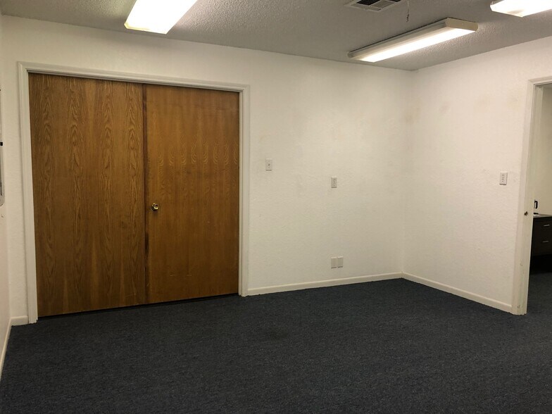 More Photos Of 430 Towne Oaks Dr, Waco Showroom For Sale