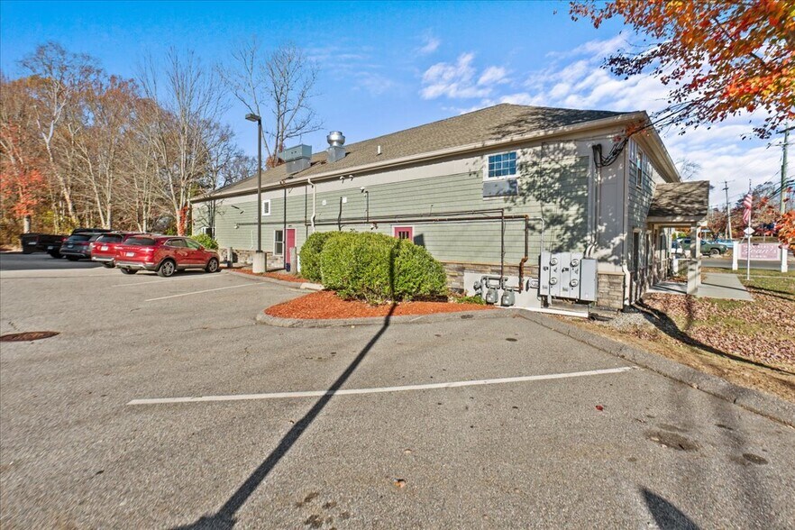 More Photos Of 13 N Main St, East Hampton Showroom For Sale