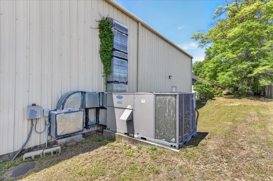 More Photos Of 100 Duggan Ave, Crestview Specialty For Sale