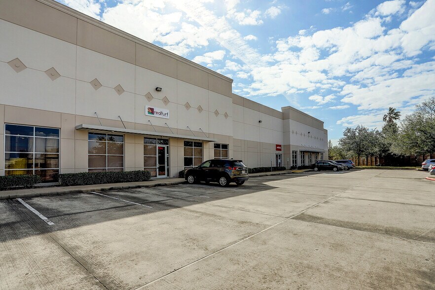 More Photos Of 10215 S Sam Houston Pky W, Houston Warehouse For Lease