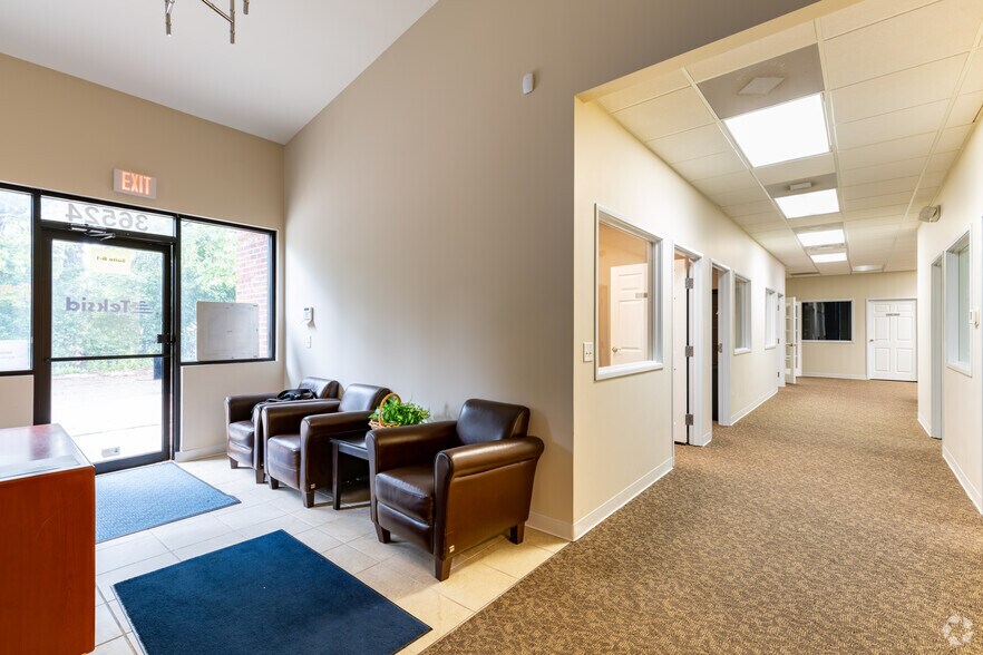 More Photos Of 36520 Grand River Ave, Farmington Hills Unknown For Lease