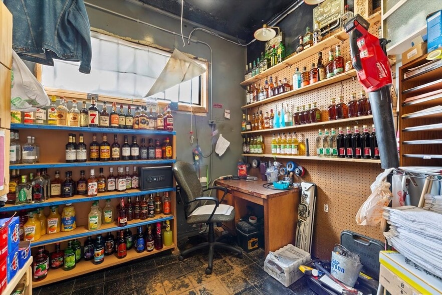 More Photos Of 626 16th Avenue, Council Bluffs General Retail For Sale