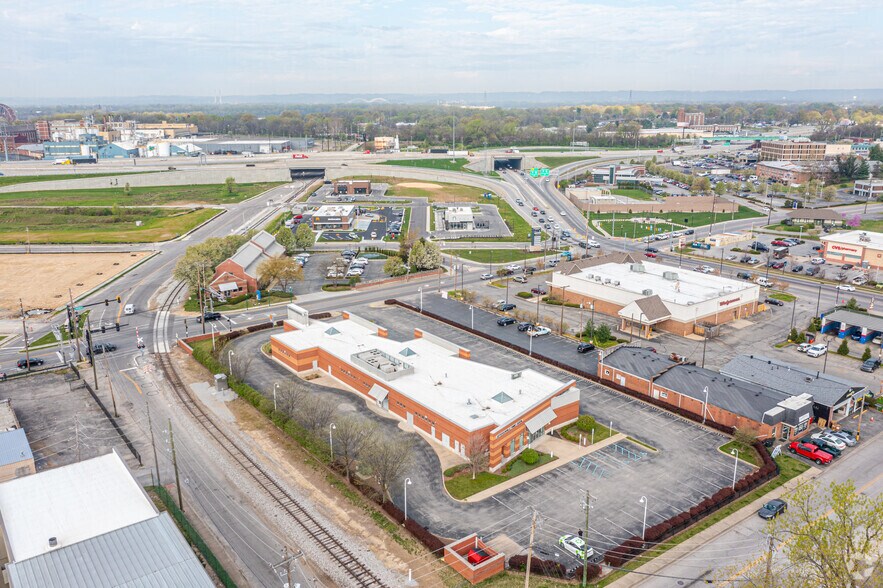 More Photos Of 900 Spring St, Jeffersonville Medical For Lease