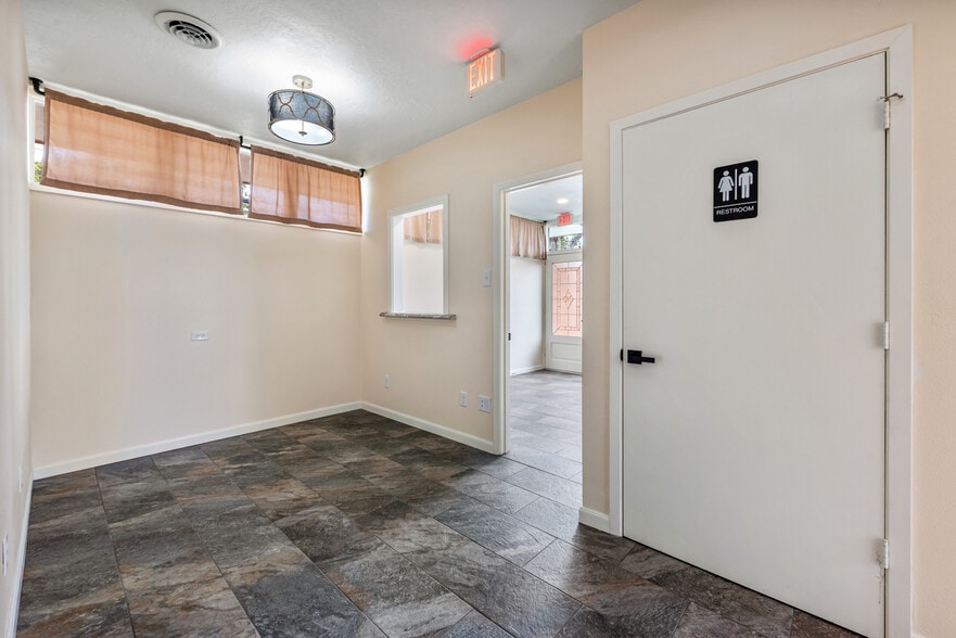 More Photos Of 601 Mary Lake Dr, Bryan Office Residential For Lease