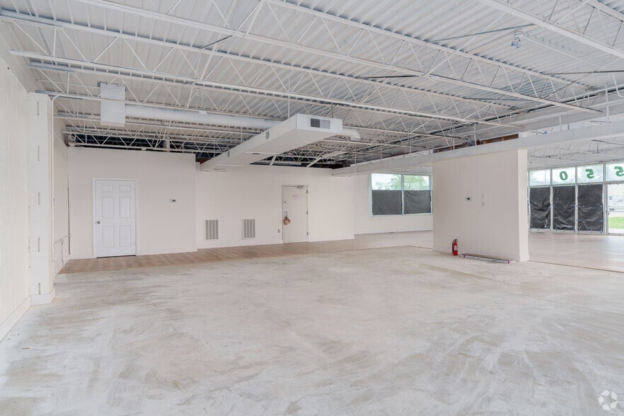 More Photos Of 1560 Veterans Memorial Pkwy, Saint Charles Unknown For Lease