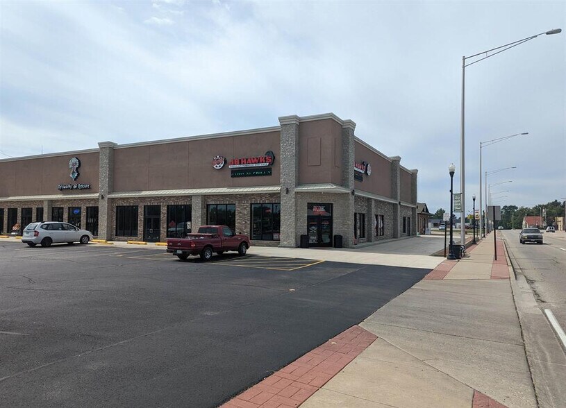 More Photos Of 208-216 N Main St, Creve Coeur Freestanding For Lease