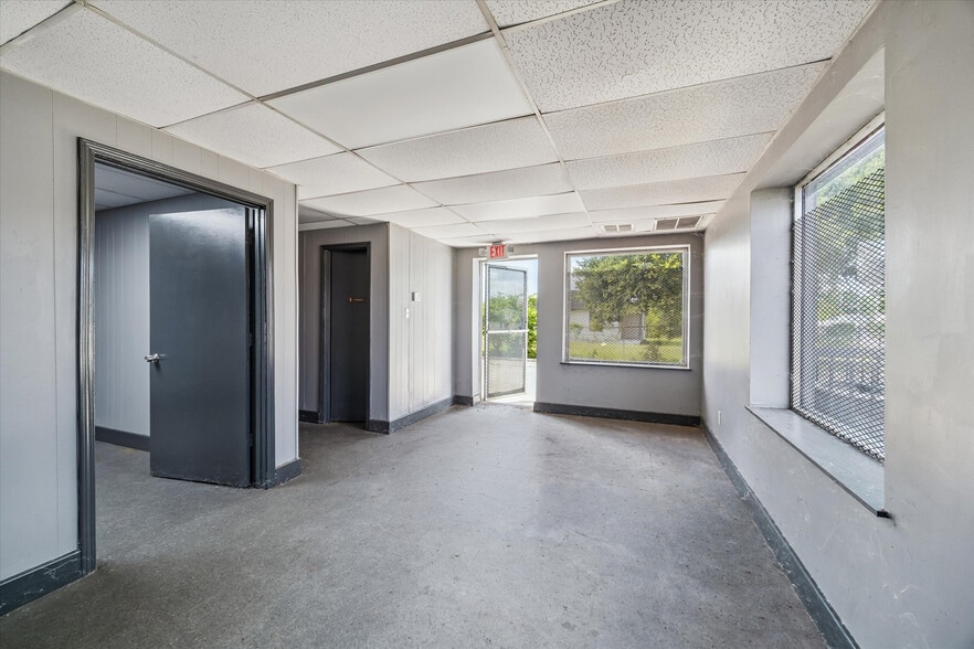 More Photos Of 10807 Telephone Rd, Houston Warehouse For Sale
