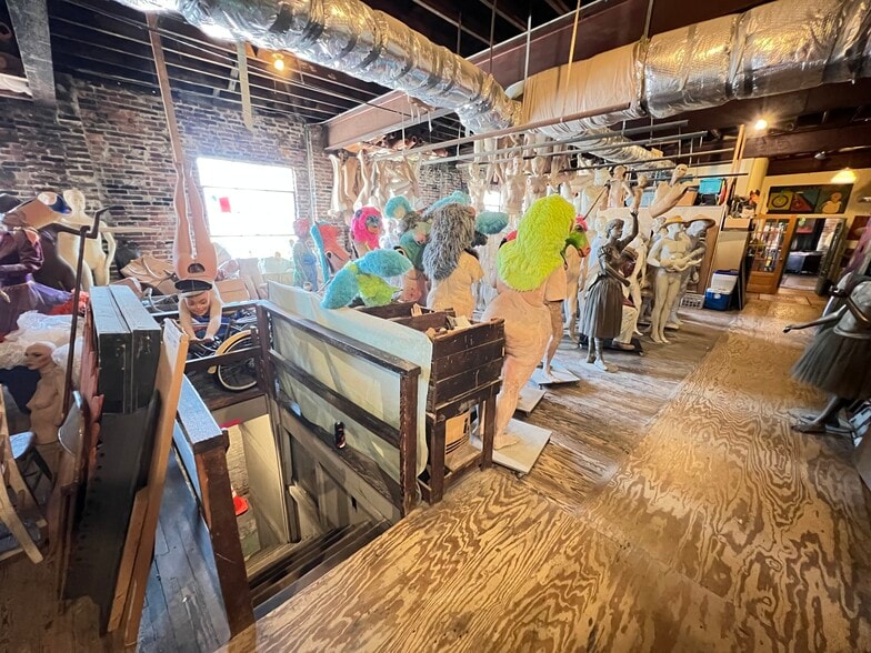 More Photos Of 1438-1442 Light St, Baltimore Showroom For Sale