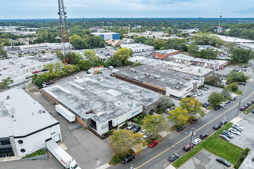 More Photos Of 151-163 Dupont St, Plainview Warehouse For Lease