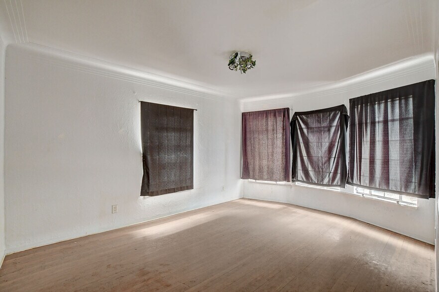 More Photos Of 901 E Ogden Ave, Las Vegas General Retail For Sale