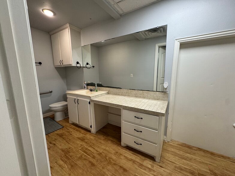 More Photos Of 115 Main st, Italy Office For Sale