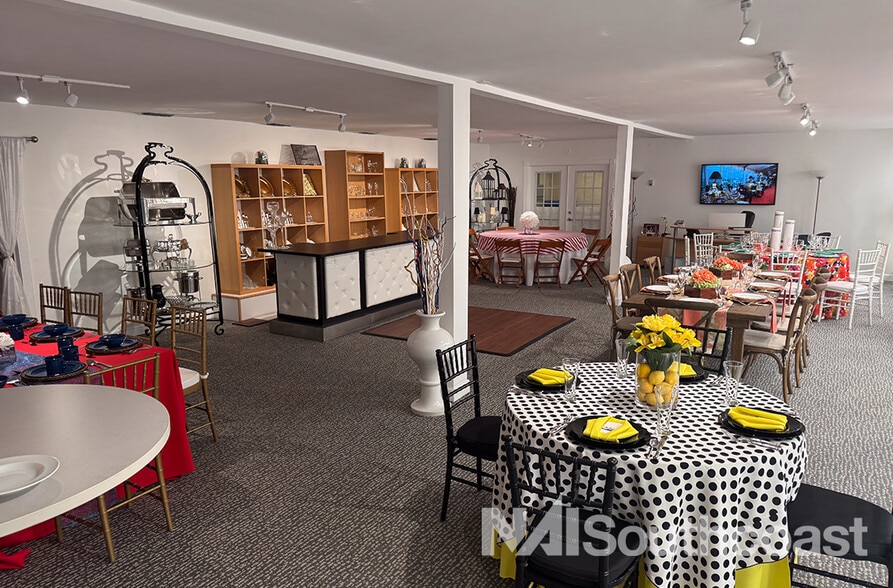 More Photos Of 2928-2934 SE Monroe St, Stuart Warehouse For Lease