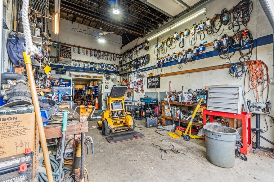 More Photos Of 75 Windsor Ave, Mineola Warehouse For Sale