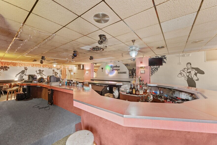 More Photos Of 36 W 4th St, Dubuque Hotel For Sale