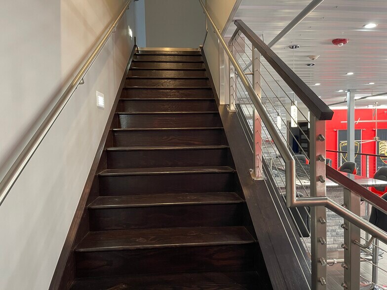 More Photos Of 2220 Ferry Rd, Naperville Showroom For Sale