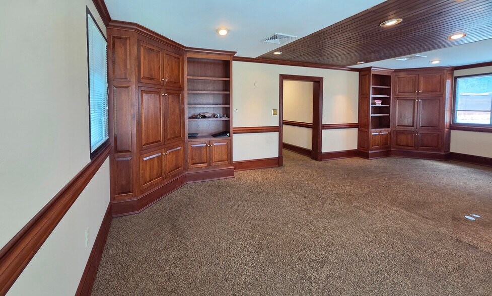 More Photos Of 710 4th St, Shenandoah Warehouse For Sale
