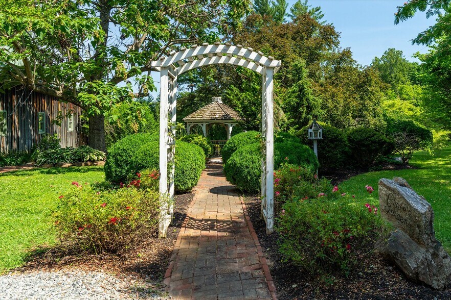 More Photos Of 252 David Bruce Ave, Charlotte Court House Hospitality For Sale