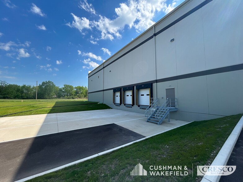More Photos Of 2001 Victoria St, Warren Distribution For Lease