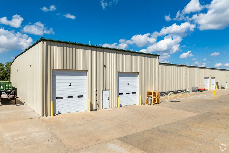 More Photos Of 1941 SW 6th St, Lincoln Warehouse For Sale