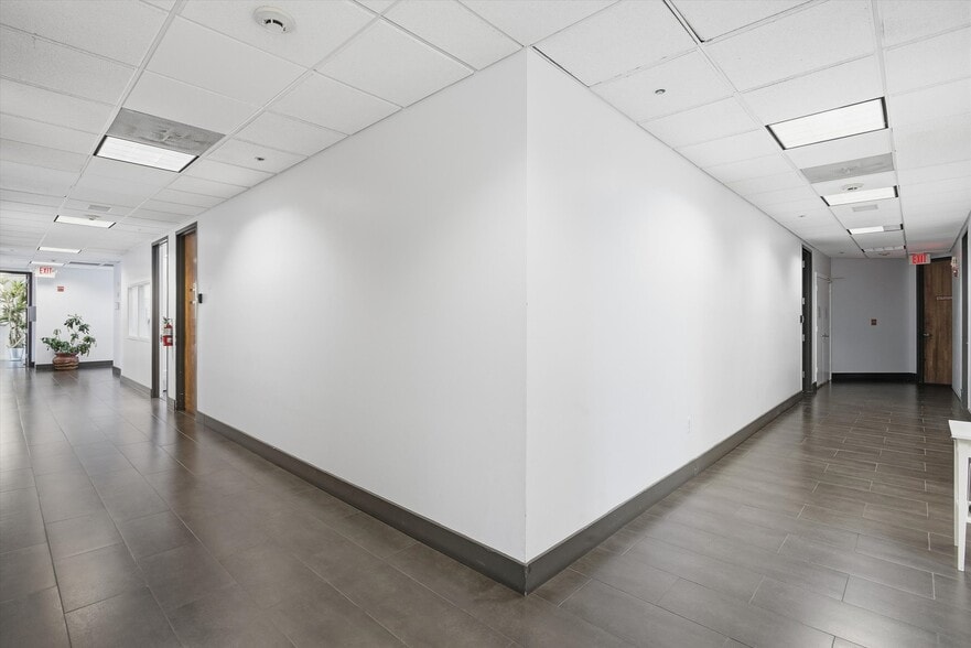More Photos Of 8527 Pines Blvd, Pembroke Pines Office For Sale