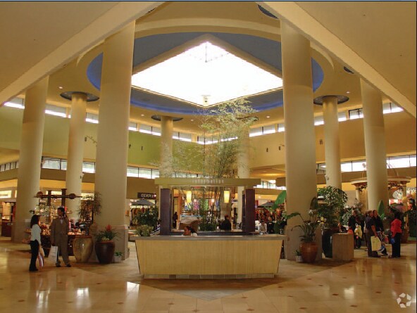 More Photos Of 3-127 Serramonte Ctr, Daly City General Retail For Lease