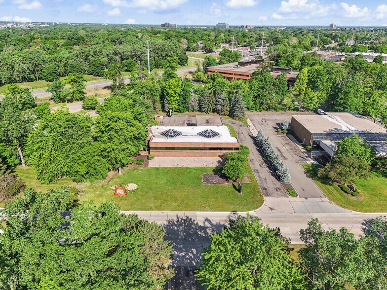 More Photos Of 15360 S Commerce Dr, Dearborn Office For Sale