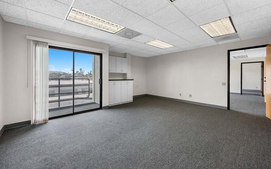 More Photos Of 7590 Fay Ave, La Jolla Unknown For Lease