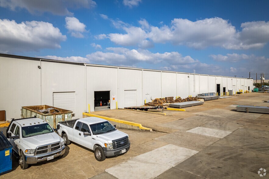 More Photos Of 1900 Crosspoint Ave, Houston Warehouse For Lease