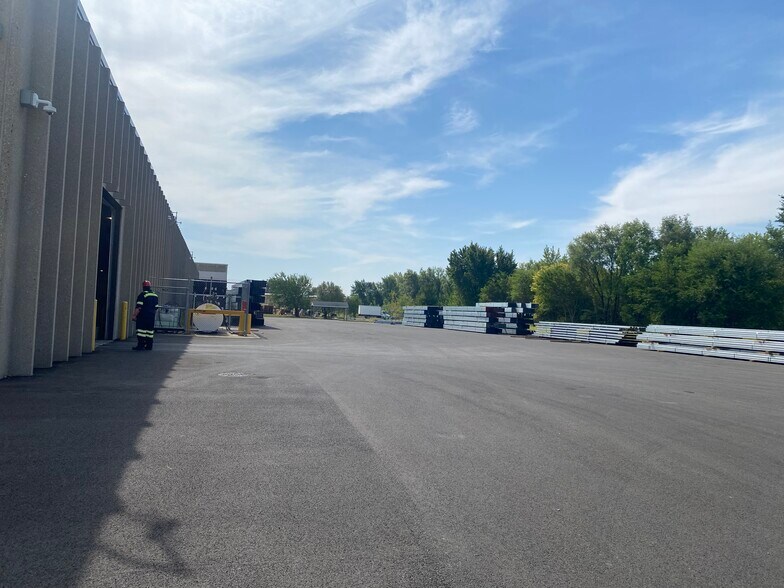 More Photos Of 1 Cain Pky, Rochelle Manufacturing For Lease