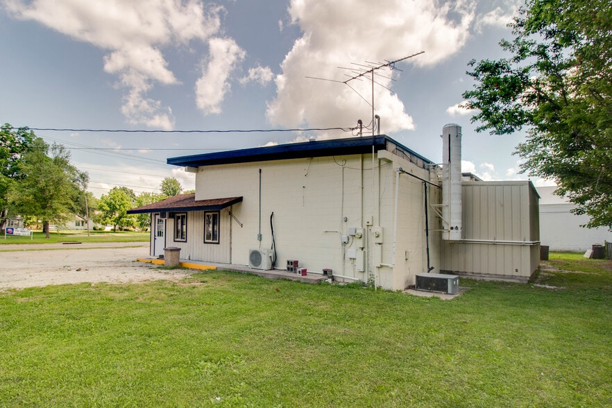 More Photos Of 406 W Carpenter St, Jerseyville Flex For Sale