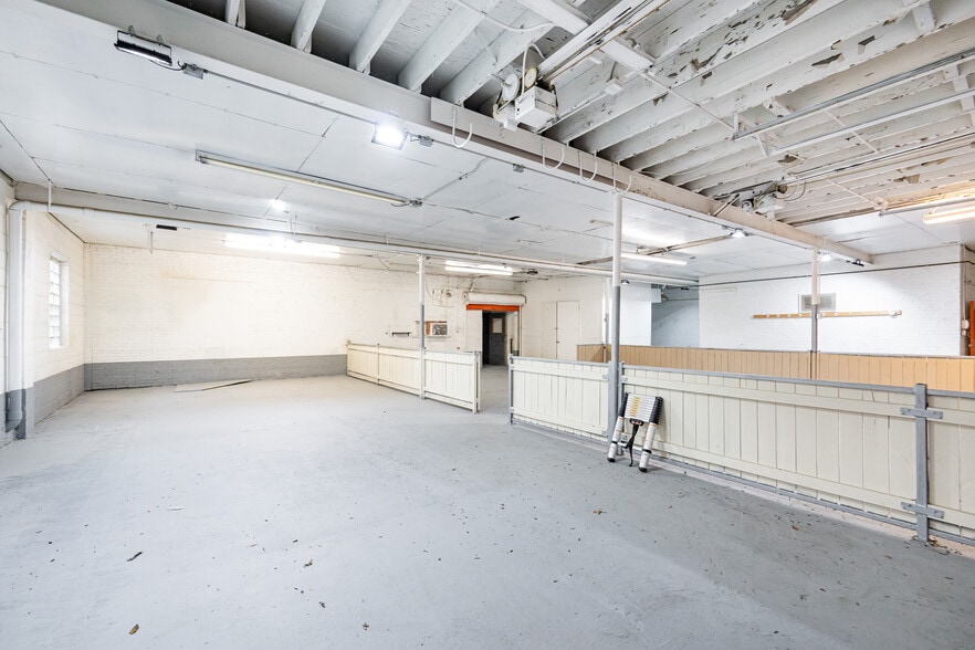 More Photos Of 4616 W Fullerton Ave, Chicago Light Manufacturing For Sale