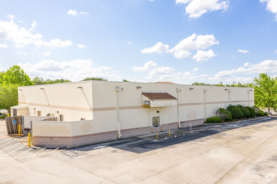 More Photos Of 2821 W 25th St, Sanford Drugstore For Lease