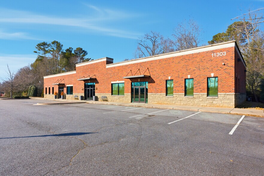 More Photos Of 11303 Highway 92, Woodstock Freestanding For Sale