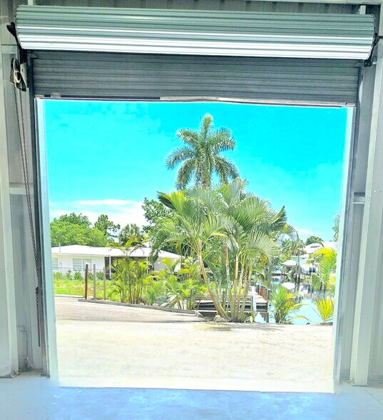 More Photos Of 3270 Bayshore Dr, Naples Freestanding For Sale