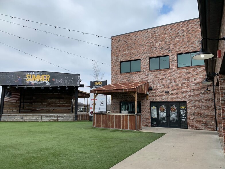 More Photos Of 3615 N Steele Blvd, Fayetteville Bar For Sale