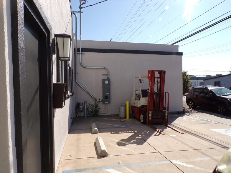 More Photos Of 953 Washington St, San Carlos Warehouse For Lease