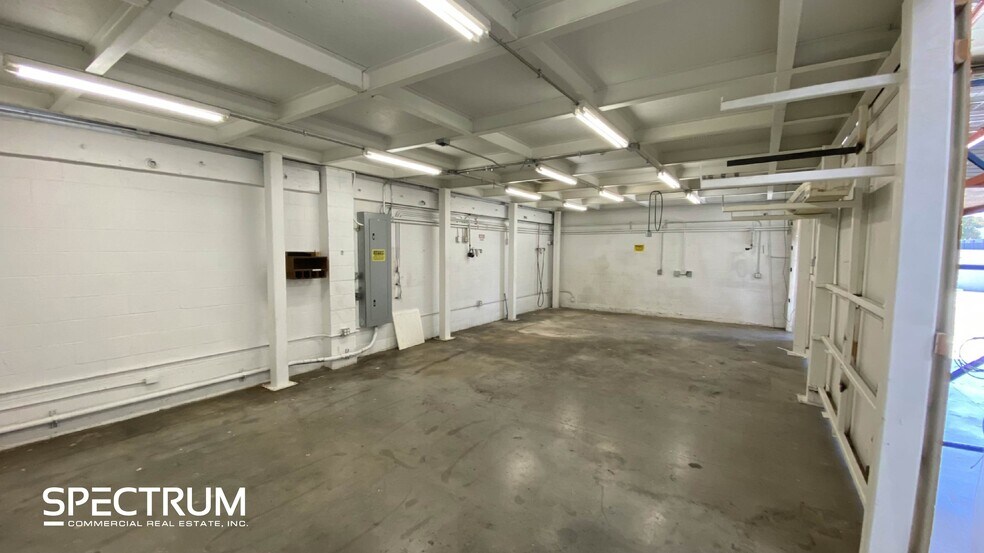 More Photos Of 7002 Sophia Ave, Van Nuys Showroom For Lease