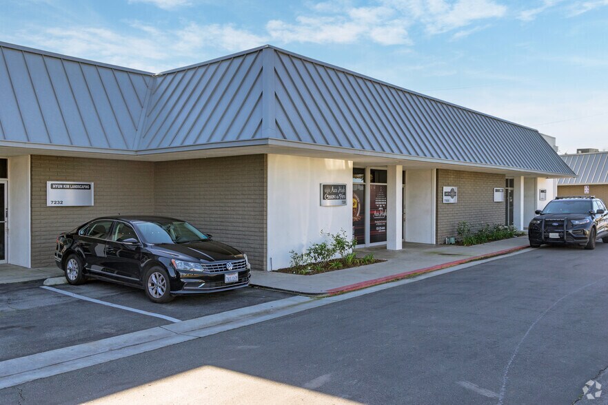 More Photos Of 7212-7256 Garden Grove Blvd, Westminster Warehouse For Lease