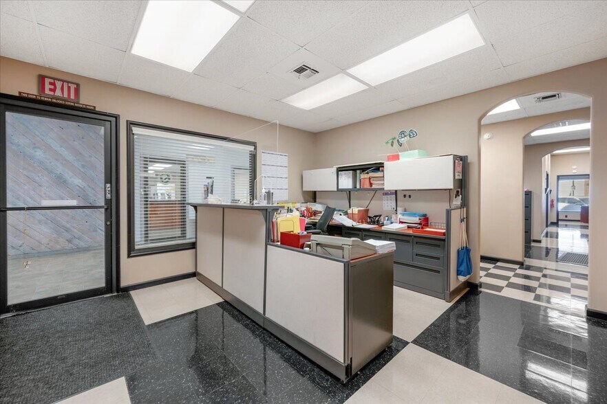 More Photos Of 339 W D St, Lemoore Storefront For Sale